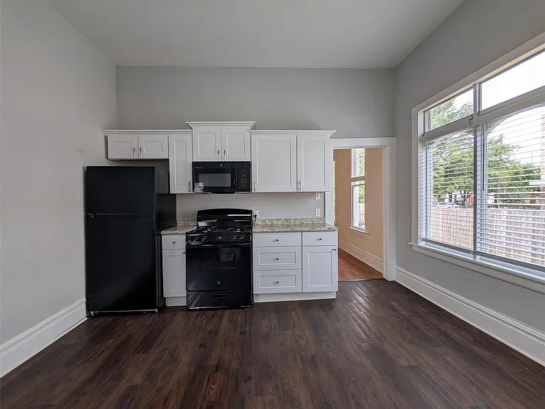 1142 Yale St — Photo 5