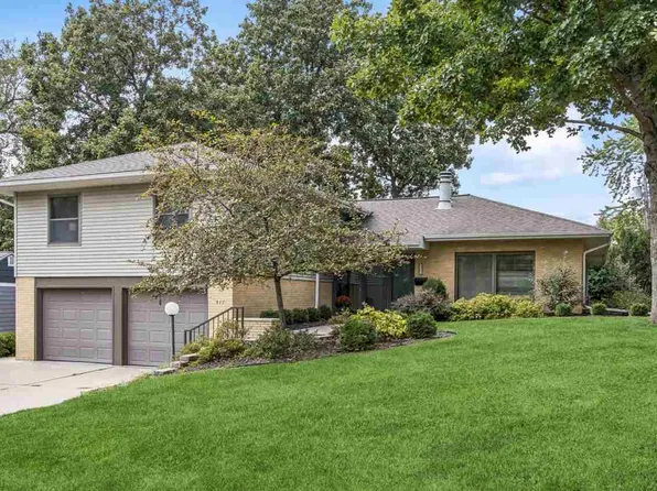 317 Windsor Dr, Iowa City, IA 52245