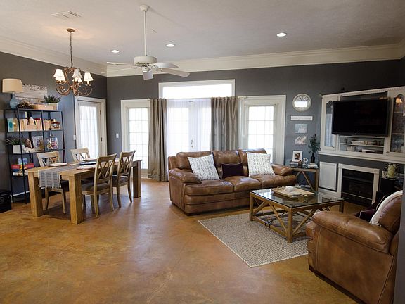 4th image of 809 Saint Andrews Ln