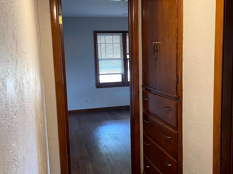 120 E Avenue F — Photo 14
