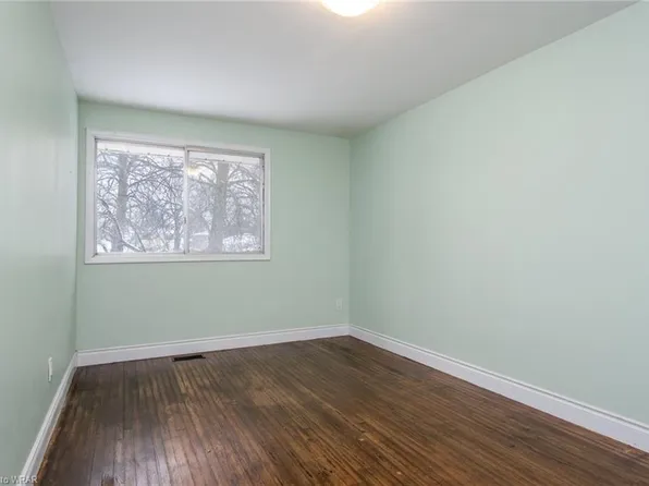 77 Dalegrove Dr Room L-3, Kitchener, ON N2M 2G6