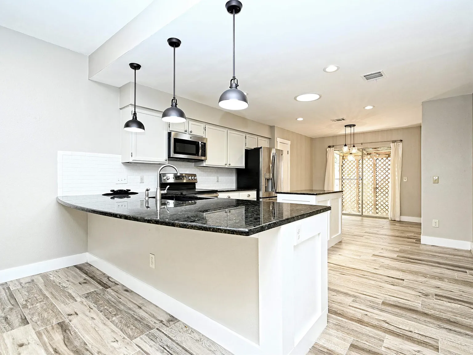 3 bed, 2.0 bath, 1680 sqft, $2,700 — Photo 4