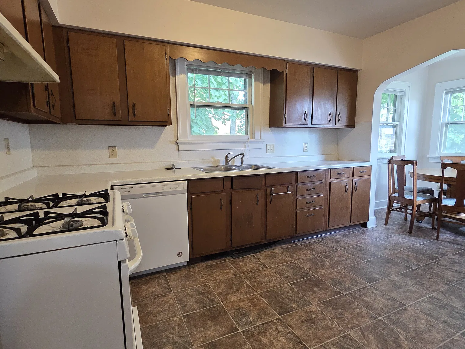 5 bed, 1272 sqft, $2,050 — Photo 2