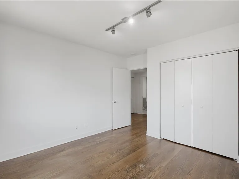 650 N Green St #4 — Photo 16