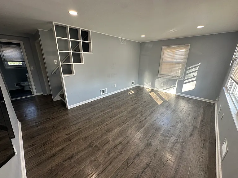 Hunter Ave — Photo 18