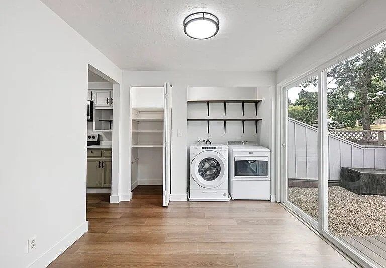 2105 Hawkins Ln — Photo 16