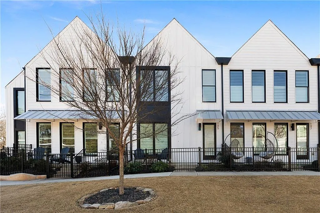 3 bed, 2.5 bath, 2100 sqft, $3,400 — Photo 2