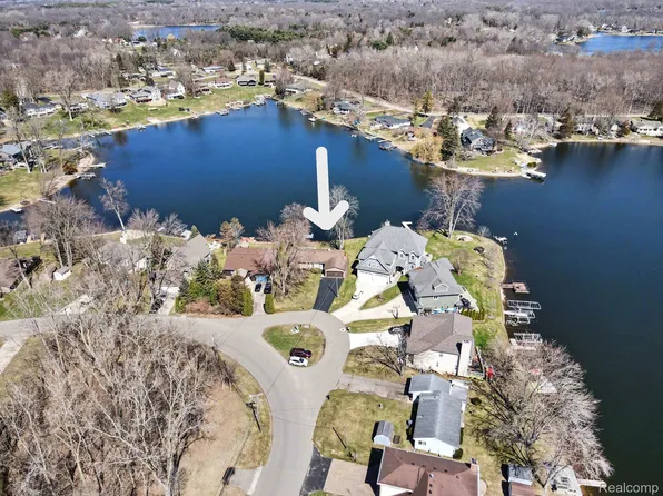 11591 Pleasant View Dr, Pinckney, MI 48169