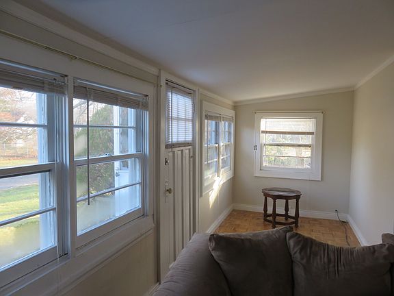 5th image of 132 Huguenot Dr