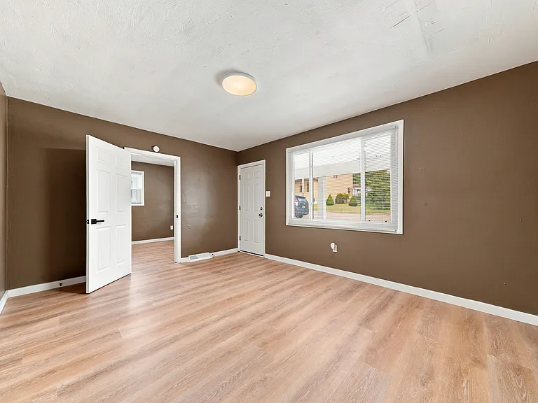 3137 State St — Photo 7