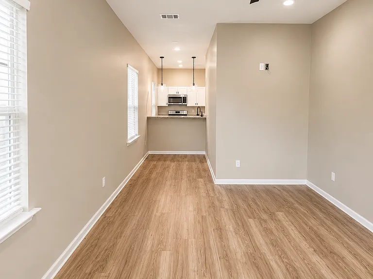811 Elliott Ave — Photo 4