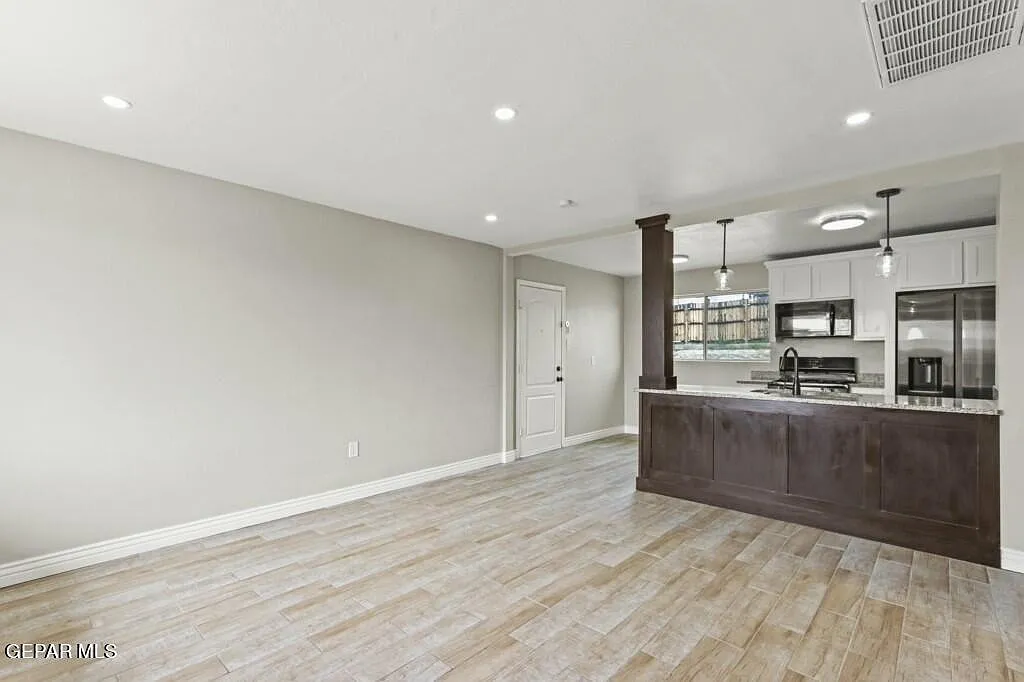 3 bed, 1.0 bath, 900 sqft, $1,400 — Photo 3