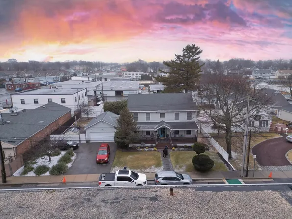 616 Pecan Street, Lindenhurst, NY 11757