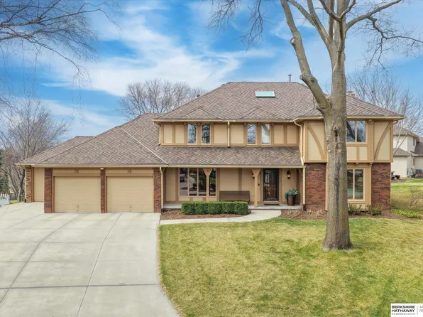 16566 Valley Cir, Omaha, NE 68130