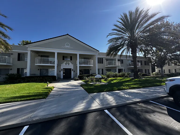 Versailles on the Lake Apartments — Photo 26