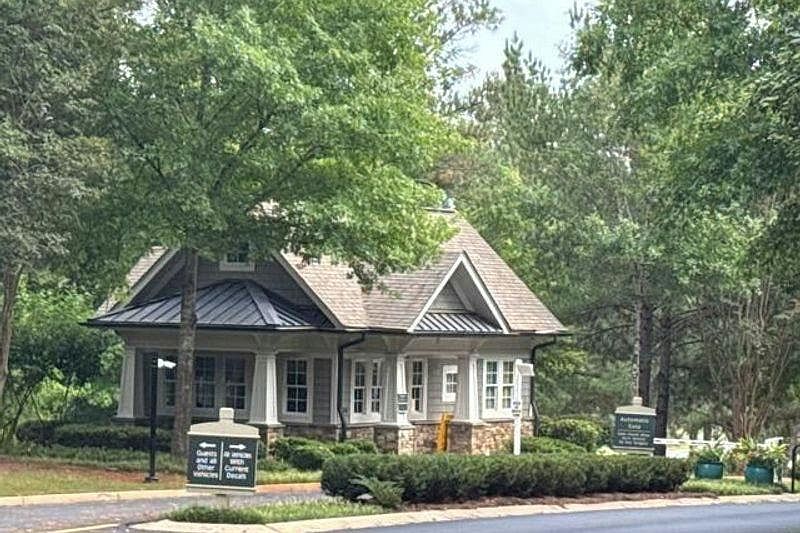 1st image of 2440 Parrotts Pointe Rd