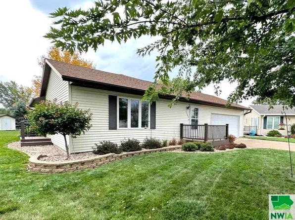 1164 5th Avenue Cir NE, Sioux Center, IA 51250