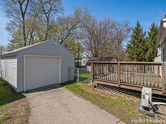 4th image of 1541 Edward Ave SE