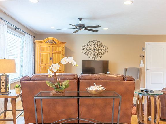 5th image of 1870 Manor Dr