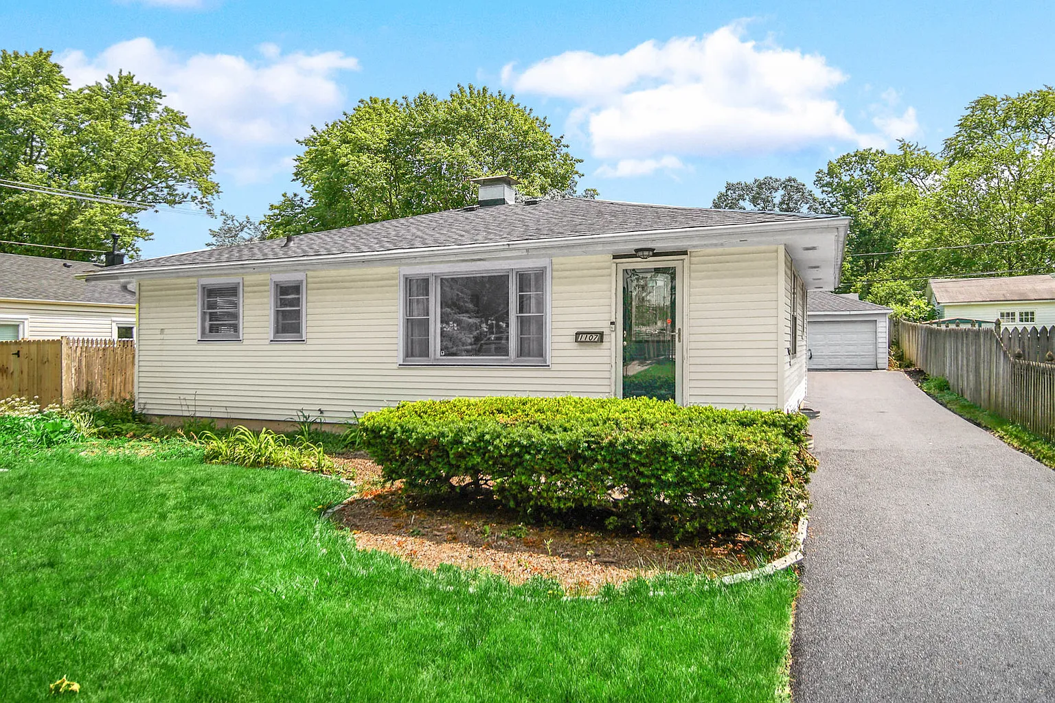 1107 Campbell Ave photo 1