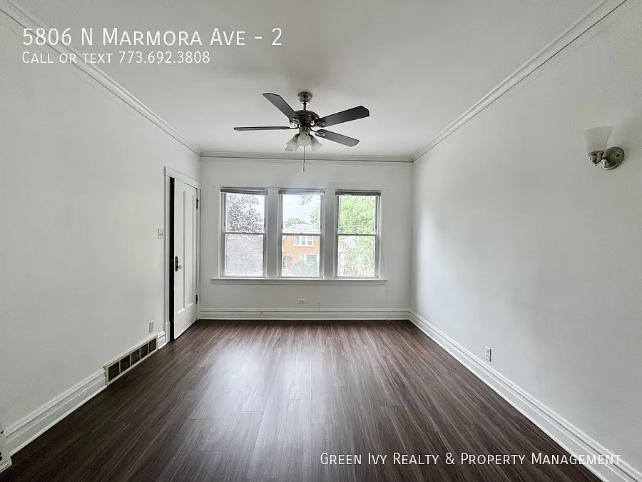 Top Floor 2 bed/ 1 Bath In Jefferson Park! — Photo 2