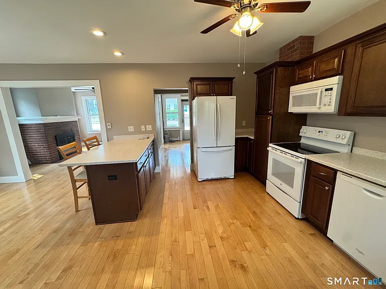 18 Spicer Ave — Photo 11