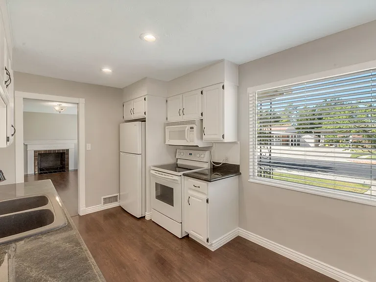 403 E Saunders St — Photo 11