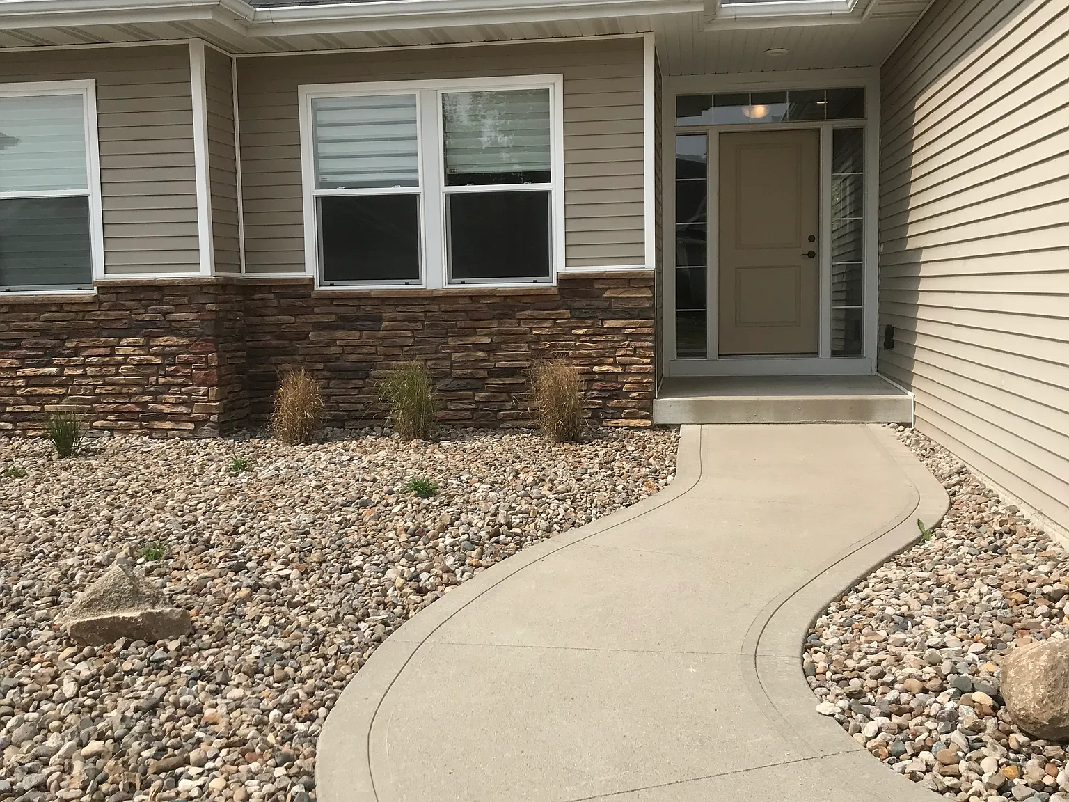 4 bed, 1277 sqft, $2,450 — Photo 1