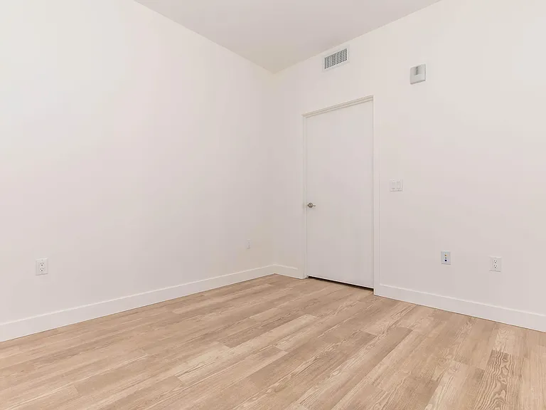 Woodlake Apartments — Photo 33