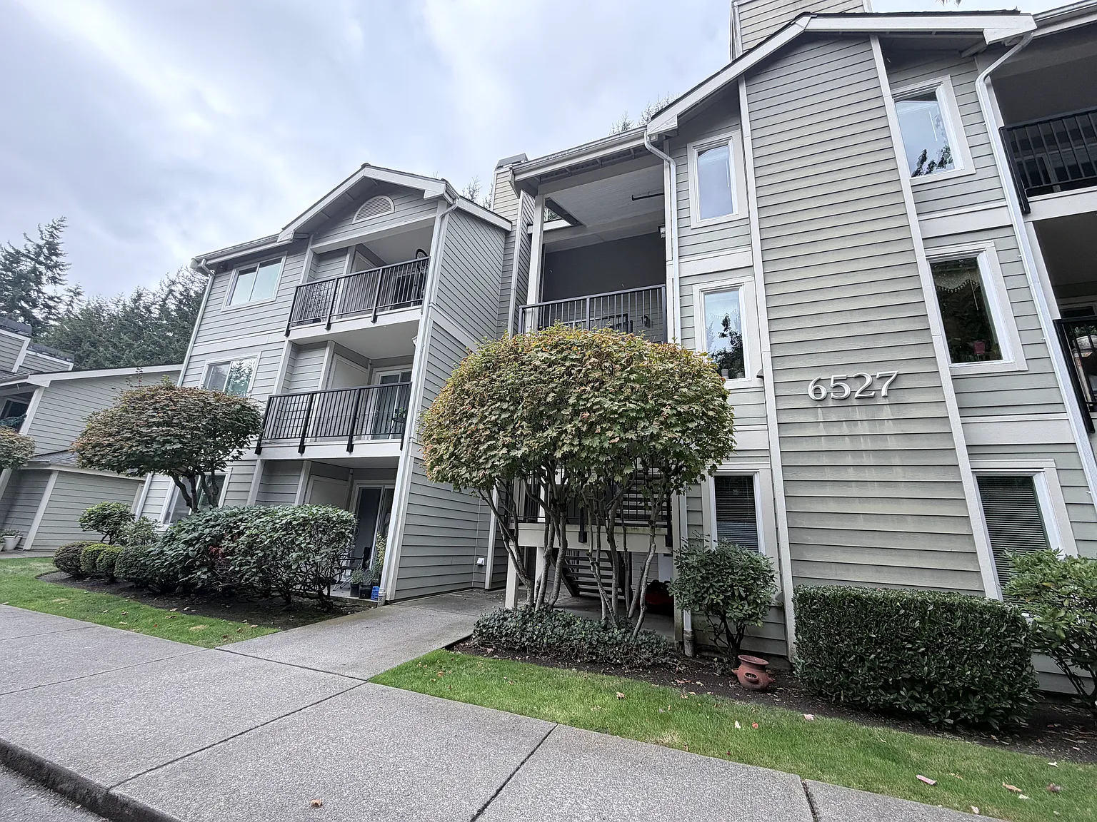 2 bed, 919 sqft, $1,975 — Photo 1