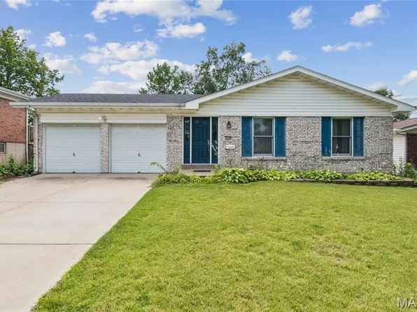 2700 Delaware Dr, Florissant, MO 63033