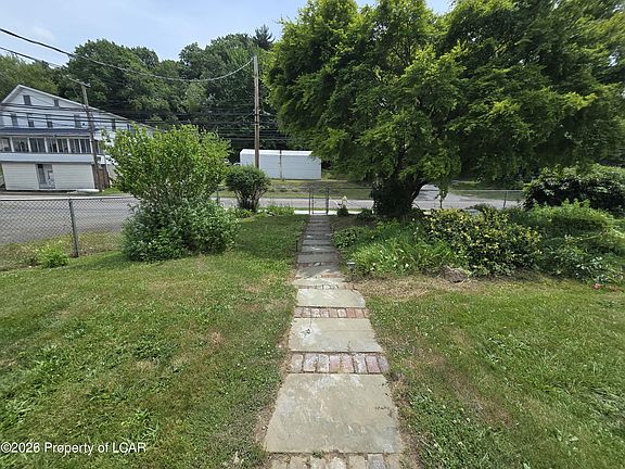 4th image of 585 Main St