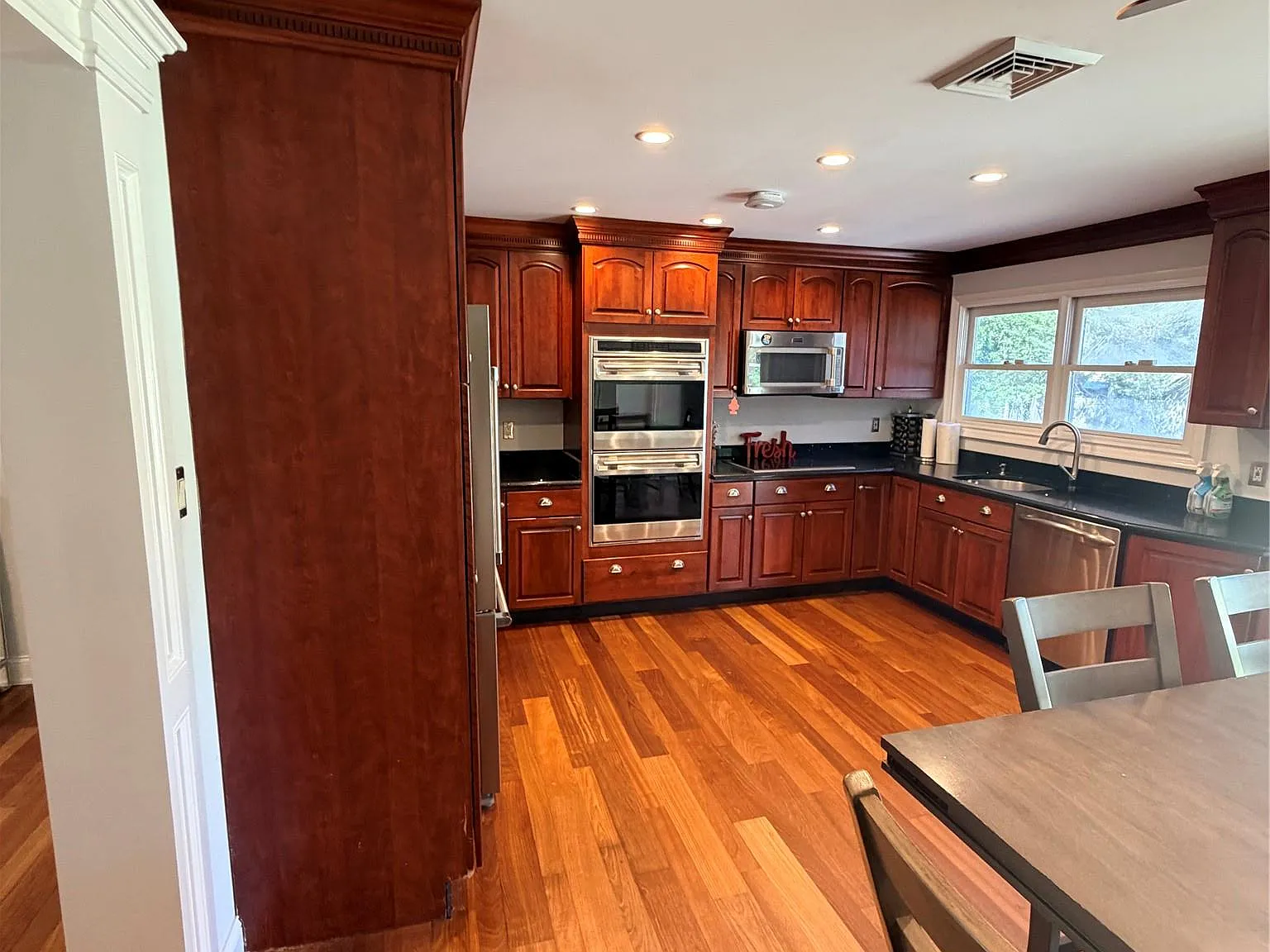 4 bed, 2.5 bath, 1078 sqft, $4,250 — Photo 4