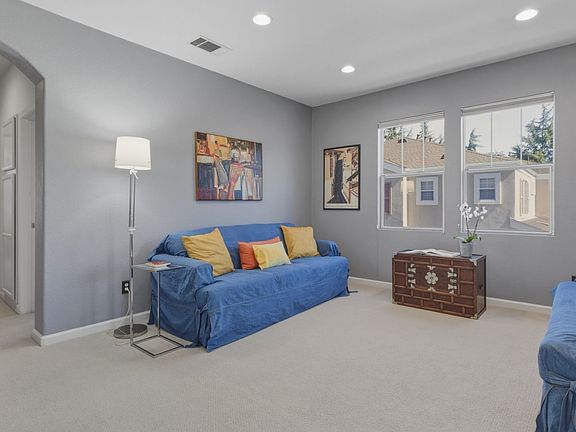 3rd image of 914 Brea Ln