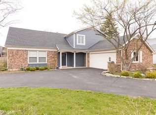 900 King Richards Ct, Deerfield, IL 60015