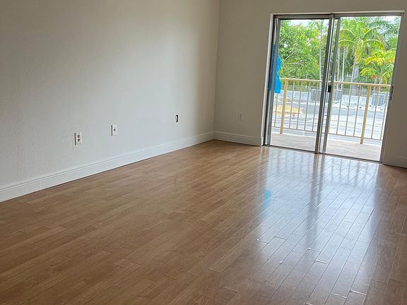 4th image of 1540 Meridian Ave APT 4J