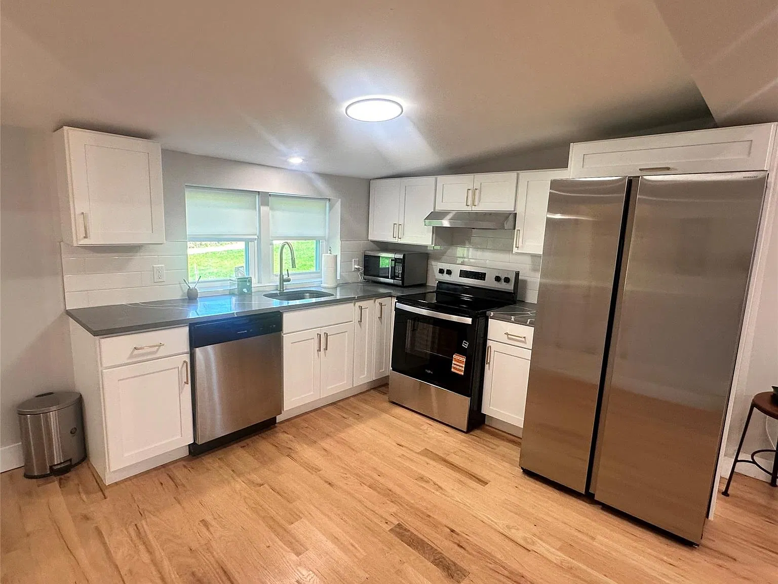 2 bed, 1.0 bath, 1054 sqft, $2,500 — Photo 4