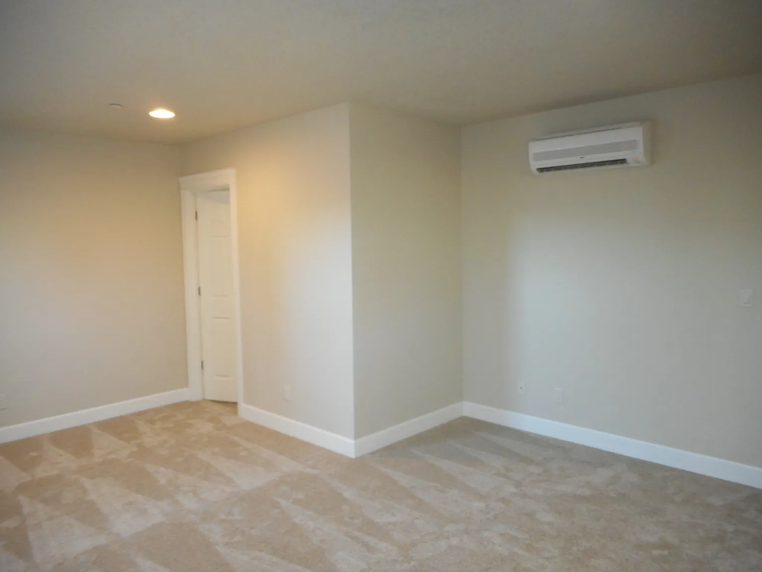 3 bed, 3.5 bath, 2048 sqft, $2,295 — Photo 4
