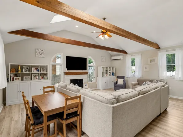 22 Venus St, Weymouth, MA 02188
