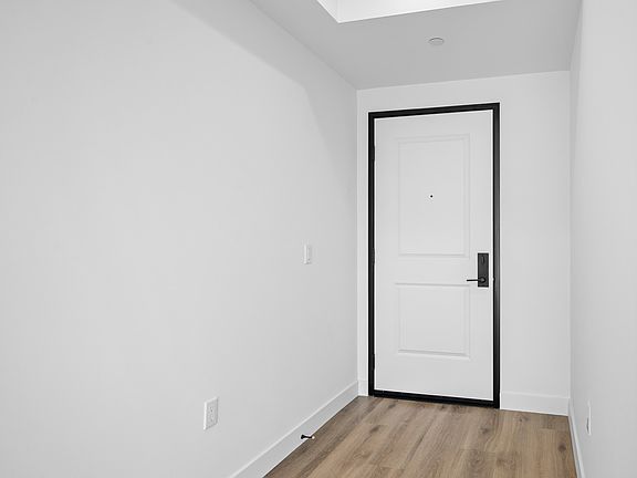 5th image of 10657 Moorpark St #301