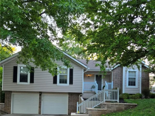1204 NE Hendrix Dr, Lees Summit, MO 64086
