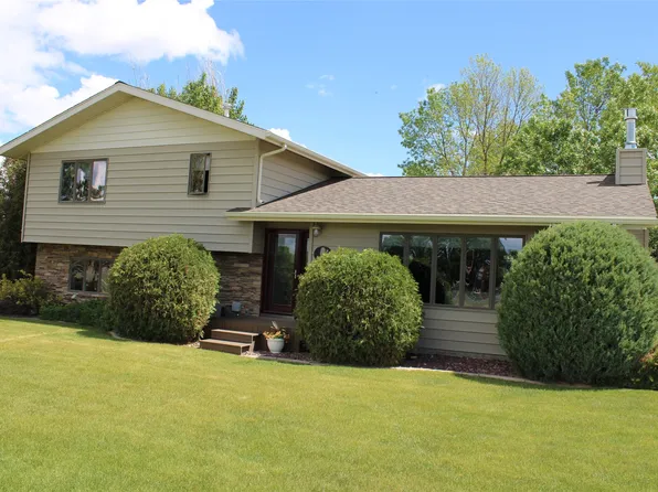 821 5th St, Valier, MT 59486