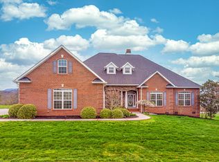 1639 Cascading Falls Ln, Sevierville, TN 37876