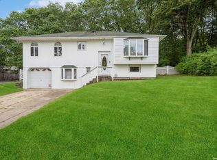32 Mulberry Dr, Smithtown, NY 11787
