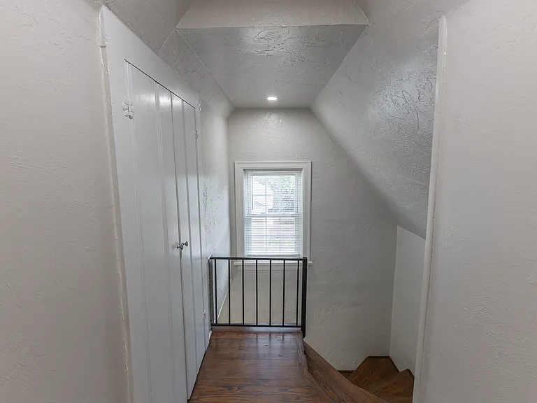 2547 SW 23rd St #UPPER — Photo 32