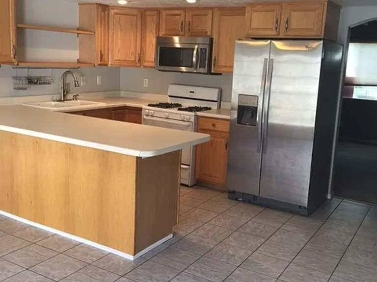 75 Hampton Pl — Photo 2