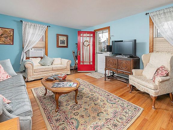 2nd image of 302 Ewan Rd