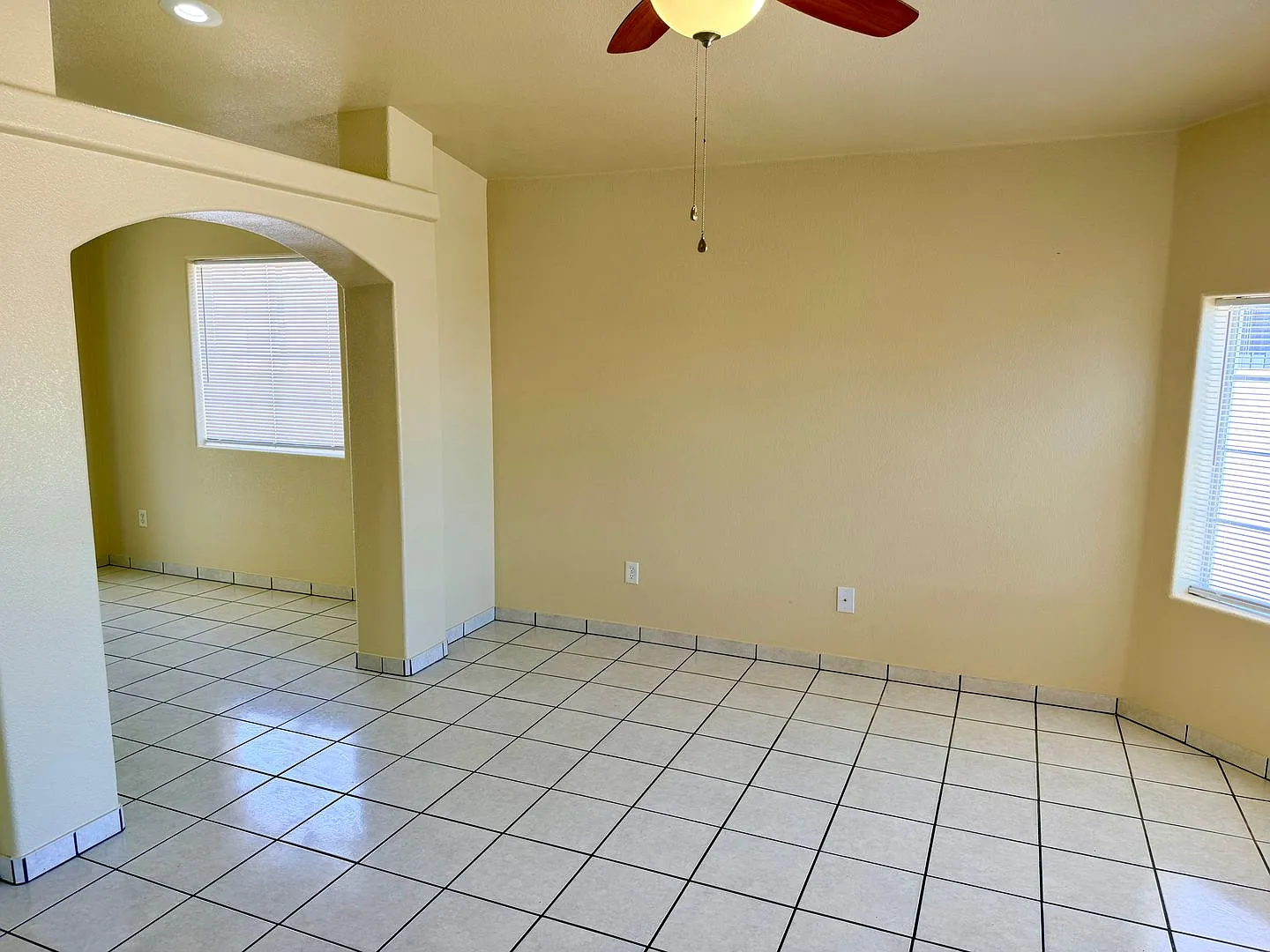 Three Bedroom Home with Two Car Garage and Fenced Lot in San Luis AZ. — Photo 2