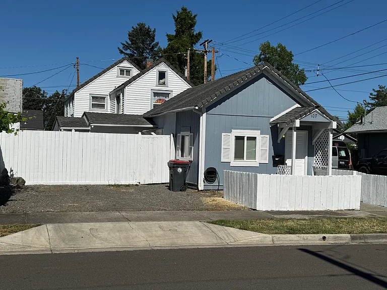 107 N Peach St — Photo 2