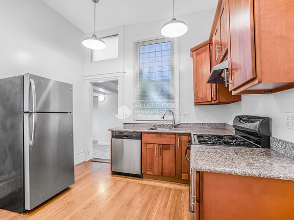 2nd image of 204 Divisadero St